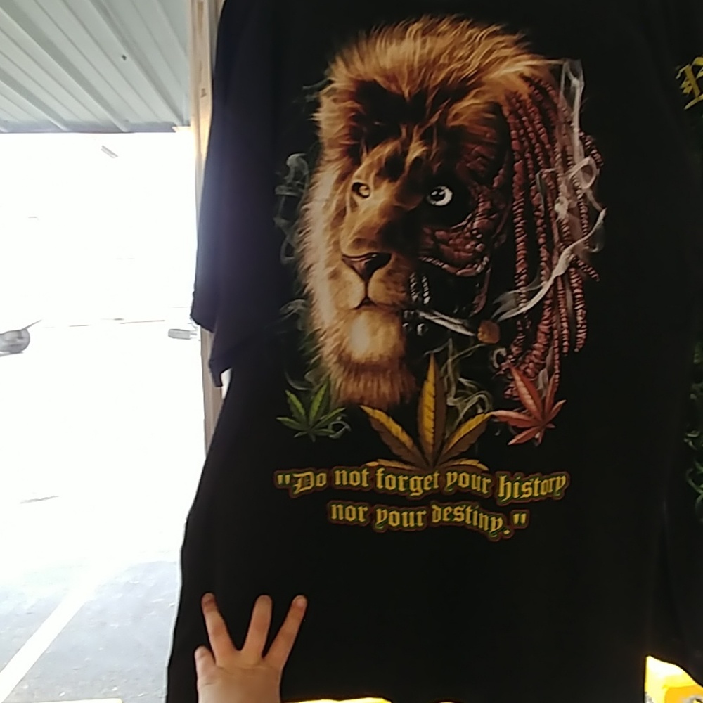 Black tee with rasta lion